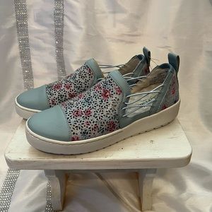 Cute Jambu athletic shoe size 8 brand new.